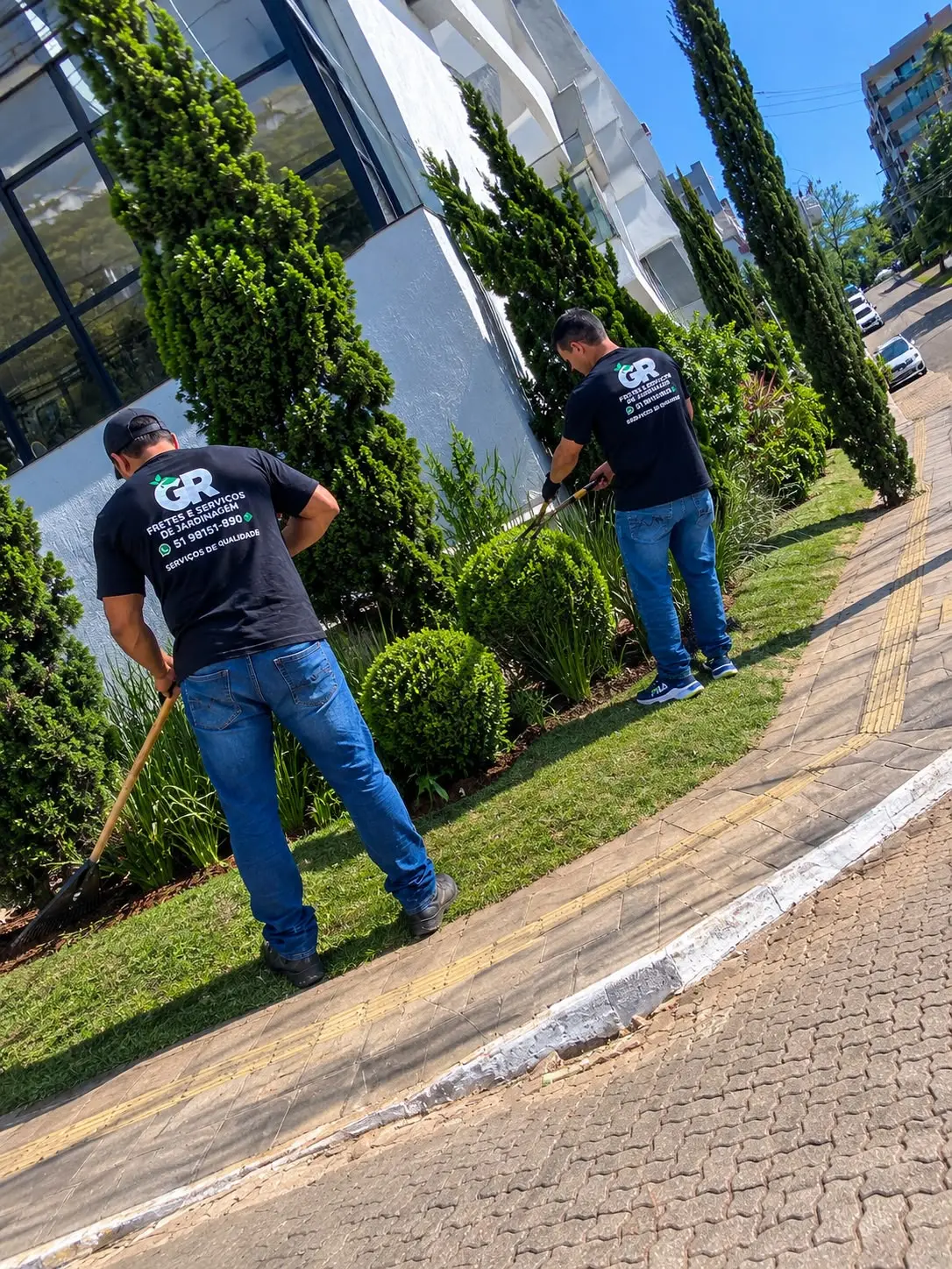 Equipe GR trabalhando em um jardim